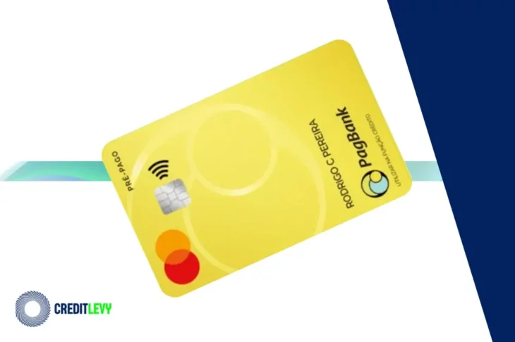 Cartão pré-pago PagBank amarelo com chip e tecnologia de aproximação, com nome do titular impresso, sobre fundo branco com detalhes gráficos e logotipo CreditLevy.