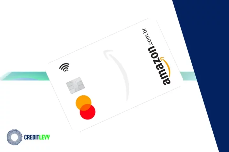 Cartão de crédito Amazon branco com chip, símbolo contactless e bandeira Mastercard, exibido em fundo claro com logotipo da Amazon e da CreditLevy.