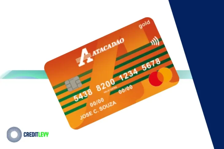 Cartão de crédito Atacadão com chip, bandeira Mastercard e design em laranja e verde, exibido em fundo branco com elementos gráficos e logotipo da CreditLevy.