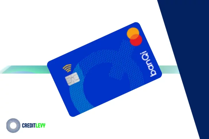 Cartão de crédito BanQi azul com chip, tecnologia contactless e bandeira Mastercard, em fundo branco com elementos gráficos e logotipo CreditLevy.
