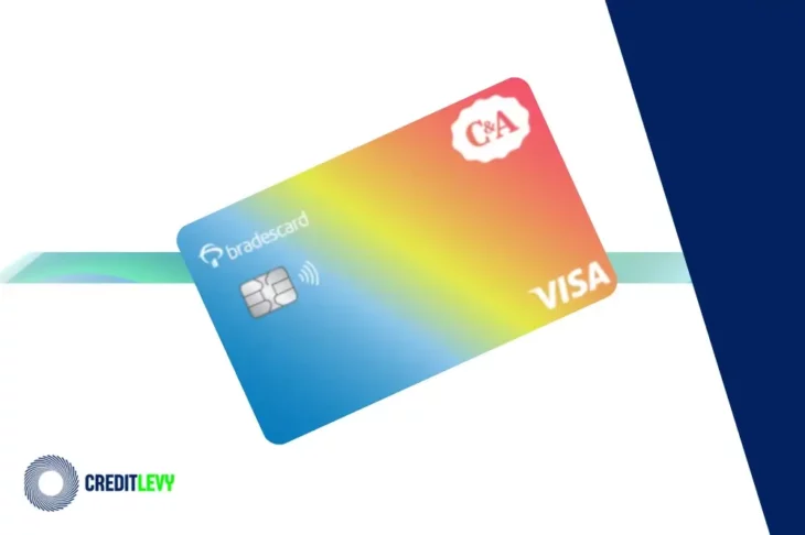 Cartão de crédito C&A com bandeira Visa e design colorido em azul, amarelo e vermelho, exibido sobre fundo branco com logotipo CreditLevy.