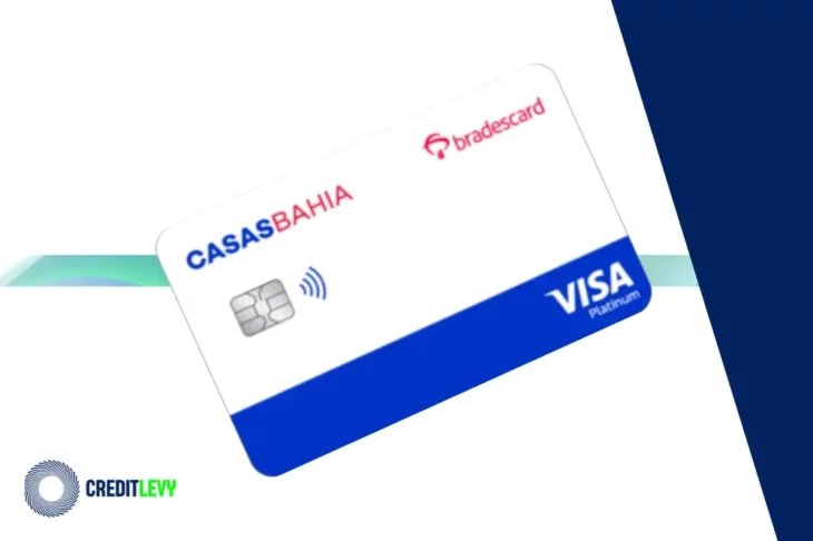 Cartão de crédito Casas Bahia Bradescard com bandeira Visa Platinum, fundo branco com detalhe azul e chip, exibido em fundo claro com logotipo CreditLevy.