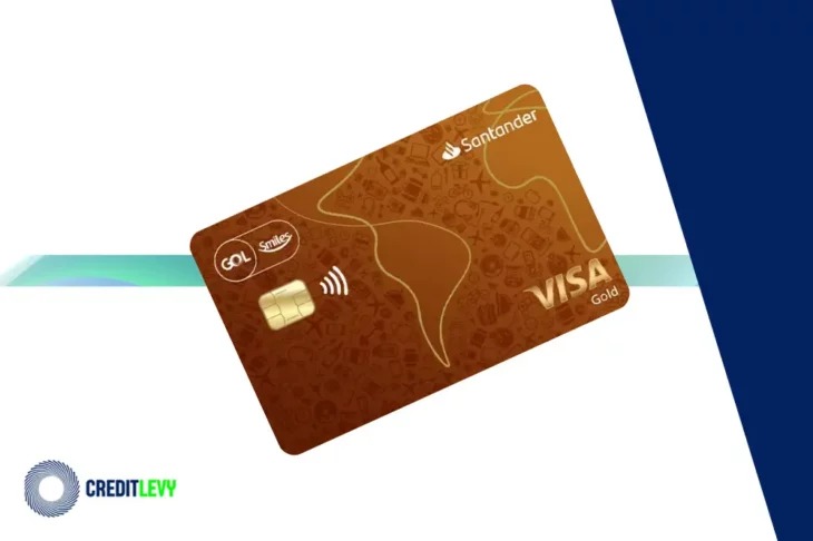 Cartão de Crédito GOL Smiles Santander Gold com chip e tecnologia contactless, sobre fundo branco com faixas verdes e azuis e logo do CreditLevy.