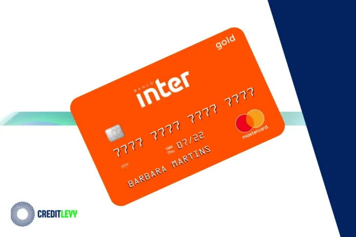 Cartão de crédito Inter Mastercard na cor laranja com chip e nome do titular, exibido em fundo branco com elementos gráficos e logotipo CreditLevy.