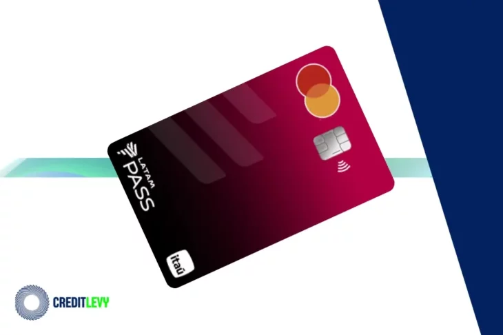Cartão de crédito LATAM Pass Gold com chip e tecnologia por aproximação, nas cores vinho e preto, com logotipos do Itaú, Mastercard e LATAM Pass.