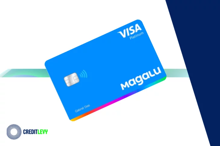 Cartão de crédito Magazine Luiza com chip, tecnologia contactless, cor azul e bandeira Visa Platinum, exibido sobre fundo branco com logotipo CreditLevy.