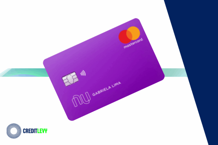 Cartão de crédito Nubank roxo, com chip, bandeira Mastercard e nome da titular Gabriela Lima, em fundo branco com detalhe gráfico da CreditLevy.