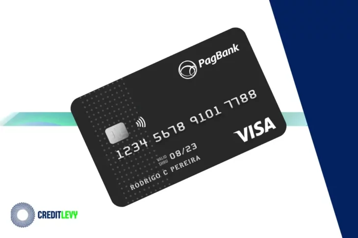 Cartão de Crédito PagBank preto com chip, nome do titular e bandeira Visa, sobre fundo branco com detalhes gráficos coloridos e logo CreditLevy.