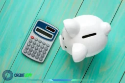 Cofrinho branco e calculadora sobre fundo azul de madeira, simbolizando planejamento e aplicação de recursos em fundos de investimento.