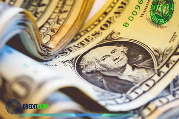 Notas de dólar americano sobrepostas, representando o conceito de investimentos em dólar e exposição a ativos internacionais.