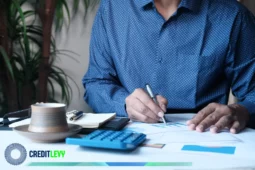 Homem analisando gráficos de investimentos com calculadora e bloco de anotações, representando planejamento financeiro e aplicações em renda fixa.