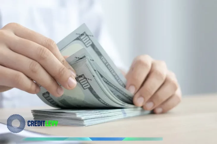 Manos contando billetes de 100 dólares, representando el concepto de renta fija como inversión segura y rentable para generar ingresos estables.