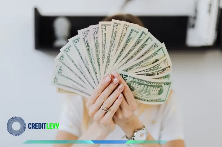 Persona sosteniendo varios billetes de dólares en abanico, representando el concepto de inversiones en dólares y diversificación de activos en moneda extranjera.