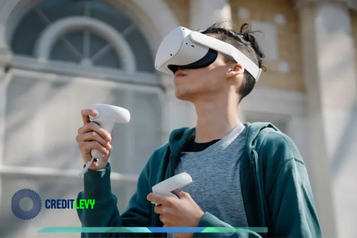 Joven con visor de realidad virtual y controles, representando el concepto de invirtiendo en el metaverso y nuevas oportunidades digitales.