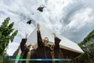 Estudiantes celebrando su graduación gracias a becas.