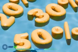 Números infláveis flutuando na água representando a Regra 50/30/20