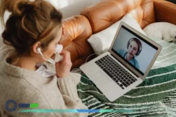 Cliente em atendimento online pelo Doutor Inter no notebook