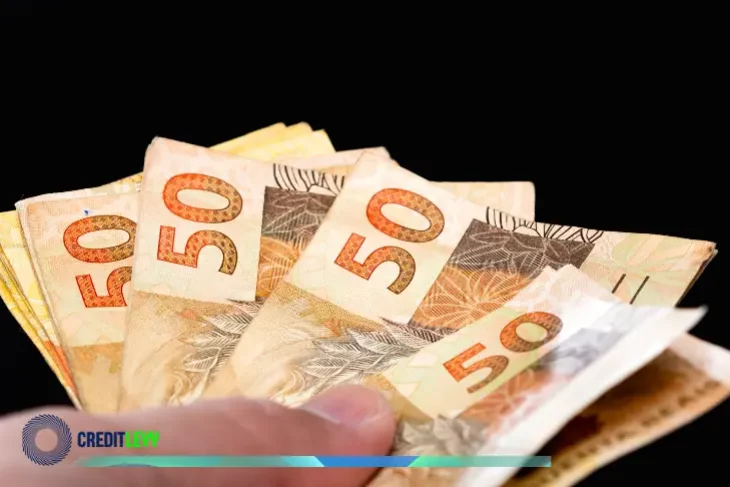 Notas de cinquenta reais representando a Restituição do Imposto de Renda 2025 como reforço no orçamento dos contribuintes.