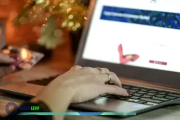 Pessoa usando cartão de crédito e computador para compras online, simbolizando controle do orçamento na Black Friday.