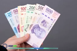 Hand holding multiple Mexican peso bills, symbolizing savings and the importance of choosing an AFORE with strong AFORE Rendimiento.