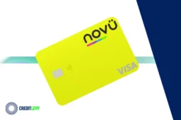 Cartão Novücard amarelo com bandeira Visa sobre fundo verde degradê.