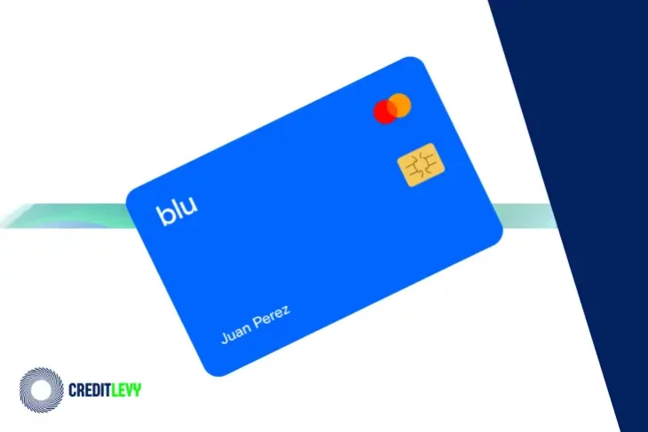 Tarjeta Blu Financiero de color azul estilo Mastercard vista en posición inclinada.